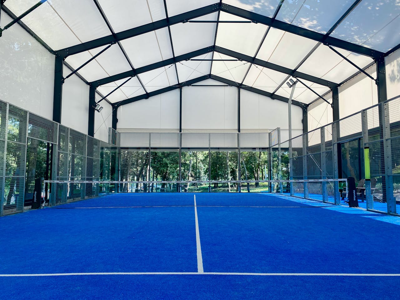 Climatizador evaporativo en pista de pádel — guía práctica para club managers y responsables de instalaciones