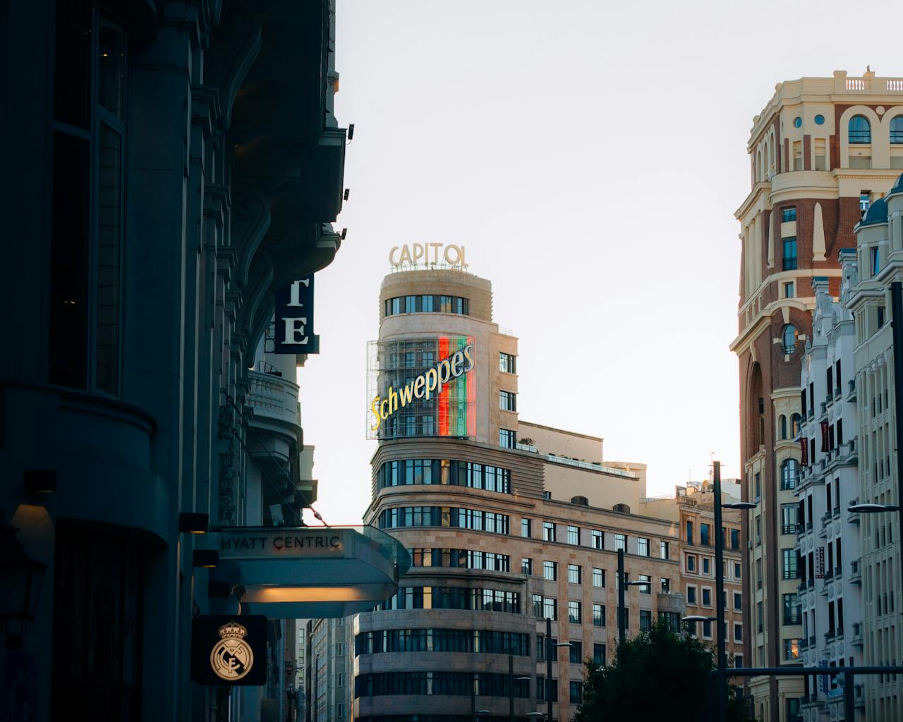 Calefacción de tubos radiantes para edificios históricos: conserva el patrimonio con eficiencia y respeto.